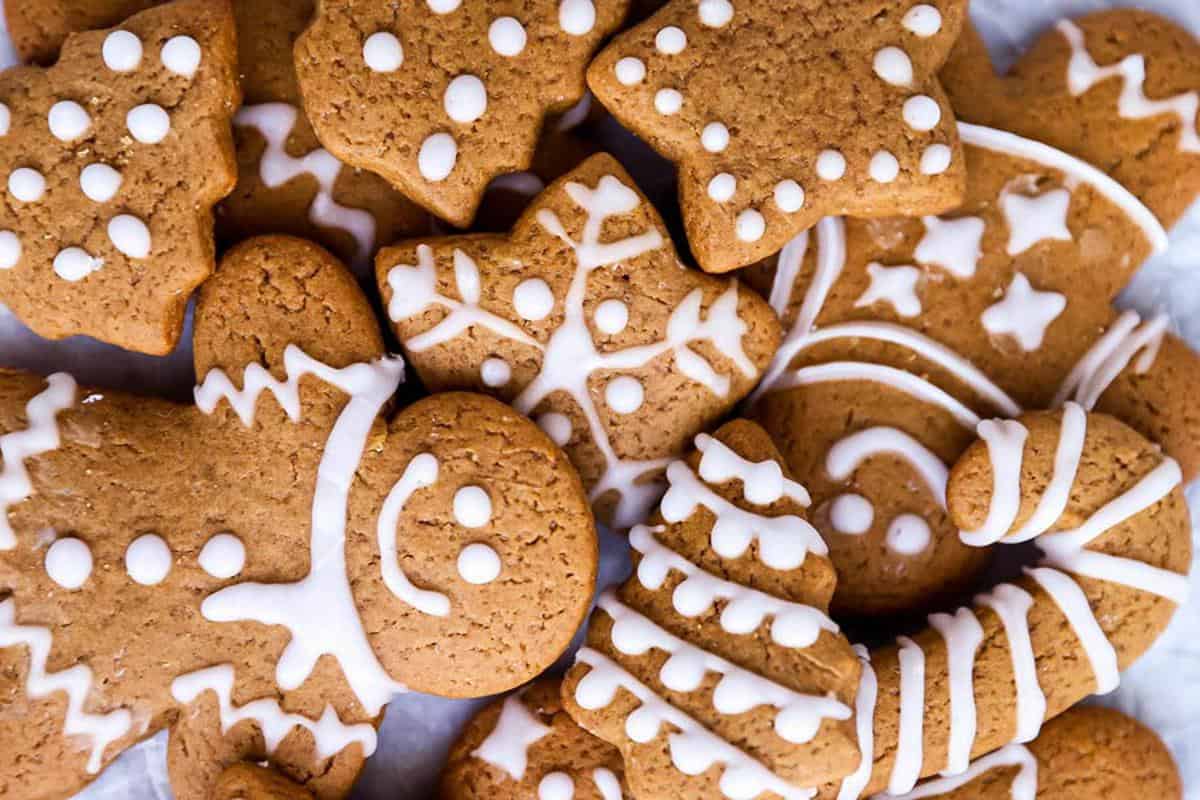 https://www.savorynothings.com/wp-content/uploads/2014/11/gingerbread-cookies-image-hero.jpg