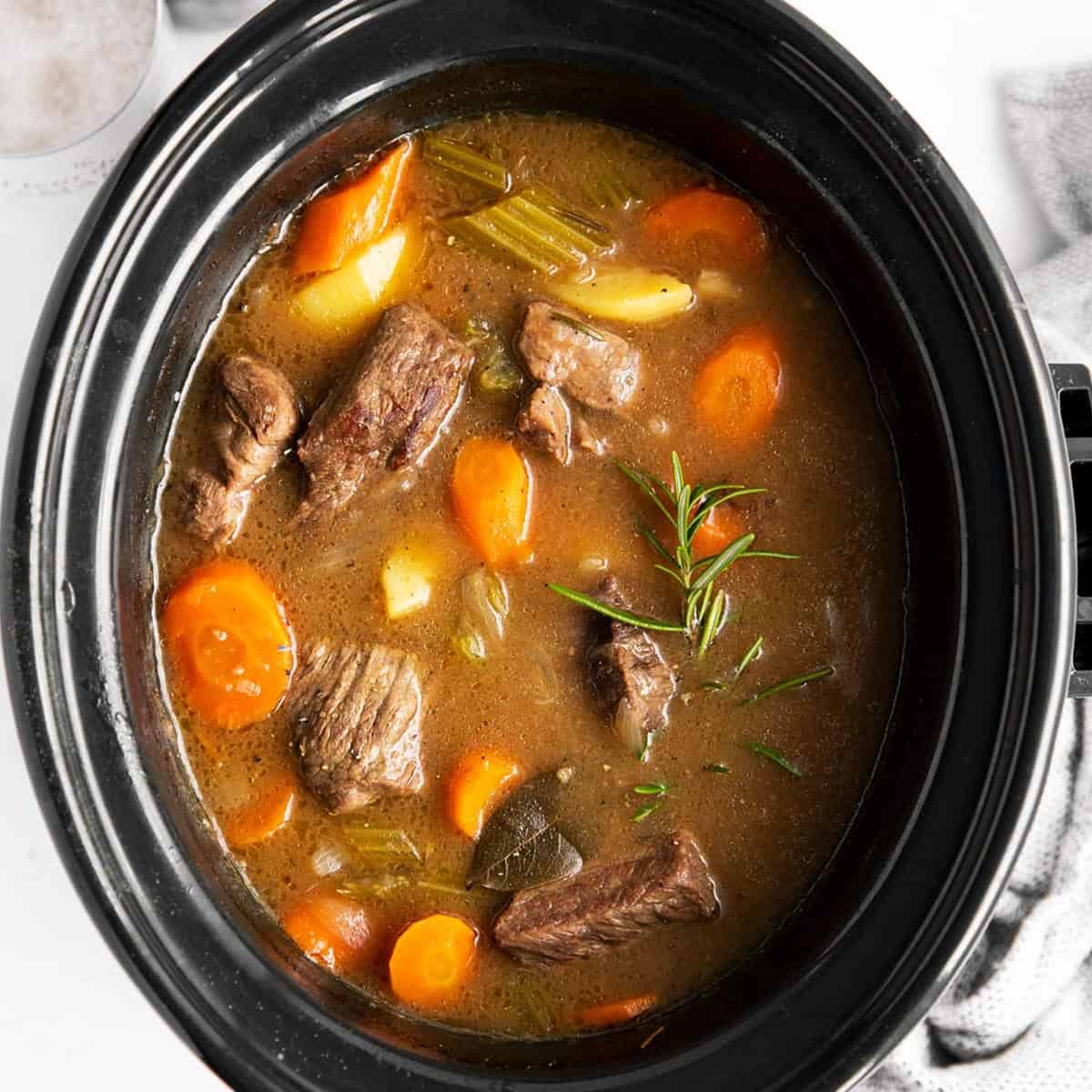 https://www.savorynothings.com/wp-content/uploads/2016/02/slow-cooker-irish-beef-stew-image-sq.jpg