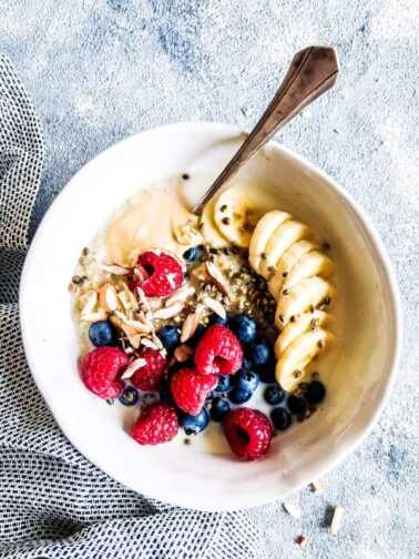 Quinoa Breakfast Bowl With Berries 