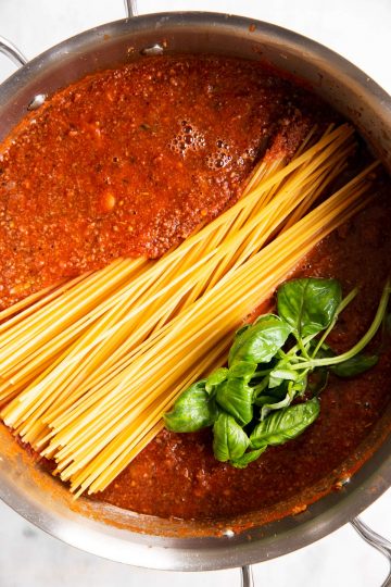 One Pot Spaghetti and Meat Sauce Recipe - Savory Nothings