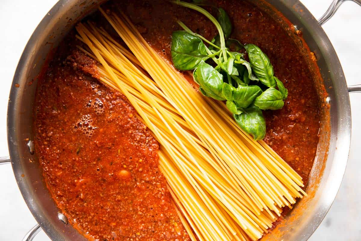 One Pot Spaghetti and Meat Sauce Recipe - Savory Nothings