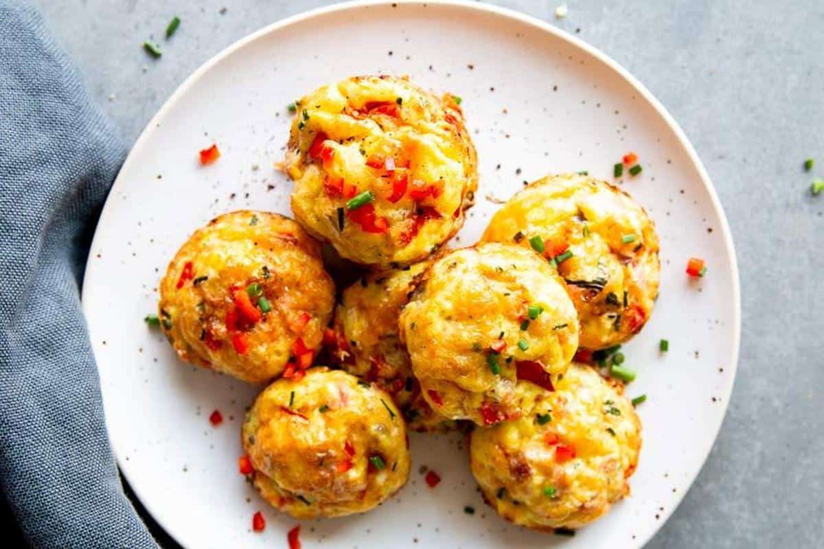 https://www.savorynothings.com/wp-content/uploads/2019/01/bacon-cheddar-baked-egg-cups-image-hero.jpg