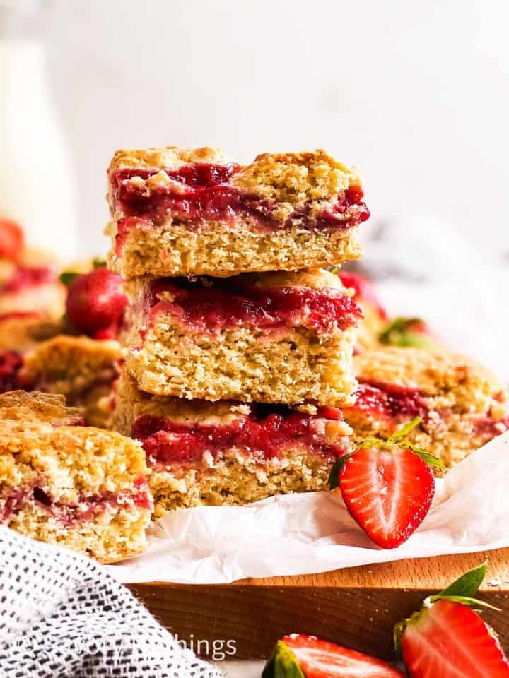 Strawberry Oatmeal Bars Recipe - Savory Nothings